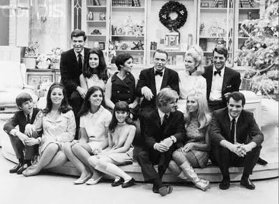 dean-martin-show-19-dec-1967-martin-and-sinatra-family-members-f30.jpg