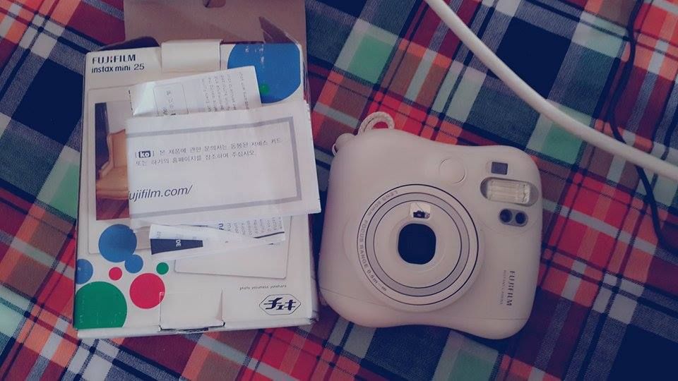 Cần bán máy chụp ảnh lấy liền Fujifilm instax mini 25 màu trắng - 1