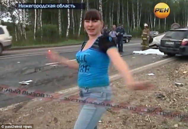 Rusi Shok: Vajza pozon dhe tereq video me sfond te vdekur